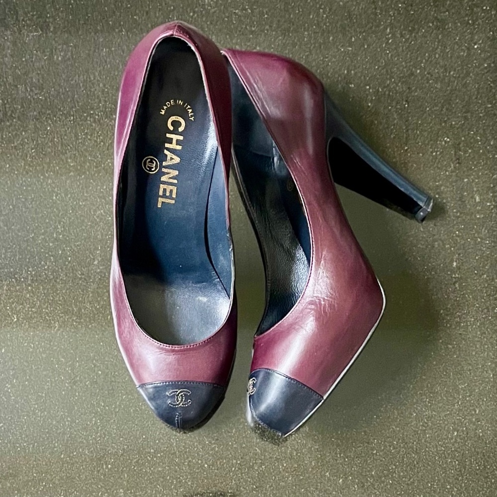 REDUCED x2 Authentic ✨ CHANEL pumps in aubergine w cap toe logo. Size 38.5